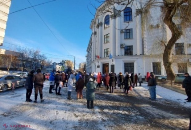 FOTO // Proteste contra „justiției vândute”! Partidul „ȘOR” cere DEMISIA magistraților care au scos-o pe Marina Tauber din alegeri