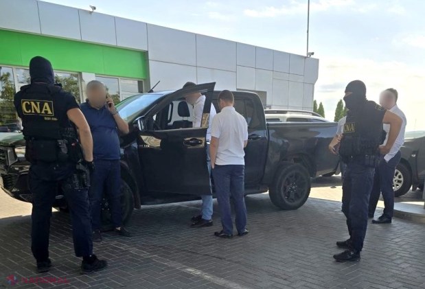 FOTO // Un polițist a fost săltat de mascații de la CNA, pentru o mită de 5 000 de lei. „Omul legii” a fost DENUNȚAT chiar de cel căruia i-a cerut banii
