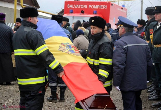 FOTO // Pompierul decedat în timpul incendiului de vineri, înmormântat cu ONORURI militare în satul de baștină