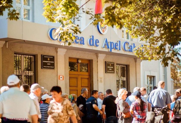 FOTO // Mai mulți susținători ai lui Ilan Șor s-au adunat din nou în fața Curții de Apel Cahul, pentru a cere „dreptate și justiție corectă”
