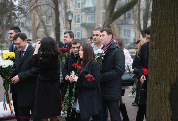 Reportaj FOTO // A nins cu flori peste bustul lui Grigore Vieru, în ziua în care ar fi împlinit 79 de ani