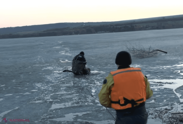 VIDEO // Operațiune de salvare  a unui bărbat căzut sub gheață la Vatra