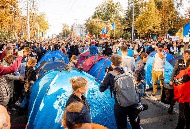 FOTO // Încă 100 de corturi au fost instalate în 