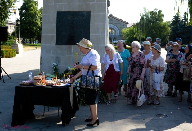 VIDEO, FOTO // Lacrimi și tristețe la monumentul „Trenul durerii”, în memoria victimelor celui de-al doilea val al deportărilor staliniste din anul 1949. Putin, somat să plătească DESPĂGUBIRI familiilor deportate în vagoane pentru ANIMALE