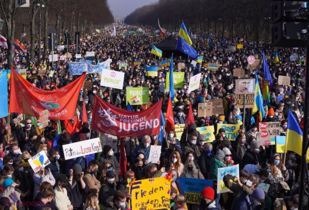 GALERIE FOTO // Toată lumea e DEZLĂNȚUITĂ împotriva lui Putin: Peste 500 000 de oameni au ieșit în stradă la Berlin și l-au comparat cu Hitler: „Putin, hai să derulăm până la partea în care te sinucizi în buncăr”