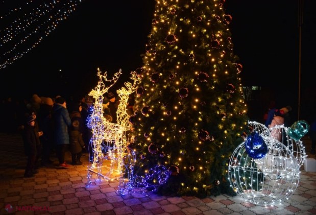 FOTO // Echipa lui Ilan Șor de la Orhei INAUGUREAZĂ pomi de Crăciun în toate cele 74 de localități din raion