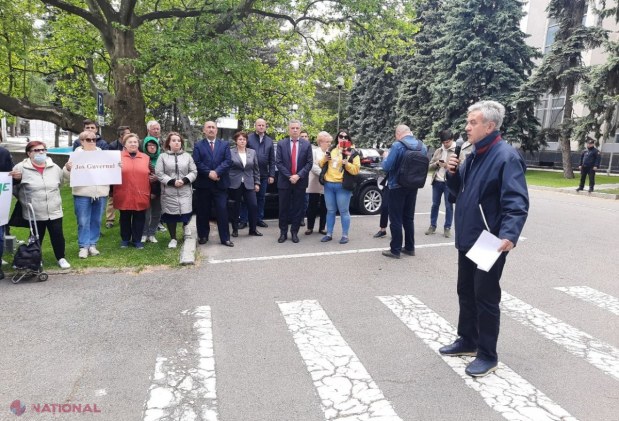 FOTO // Deputații Partidului „ȘOR” și ai PCRM au cerut DEMISIA Guvernului, în cadrul unui flashmob