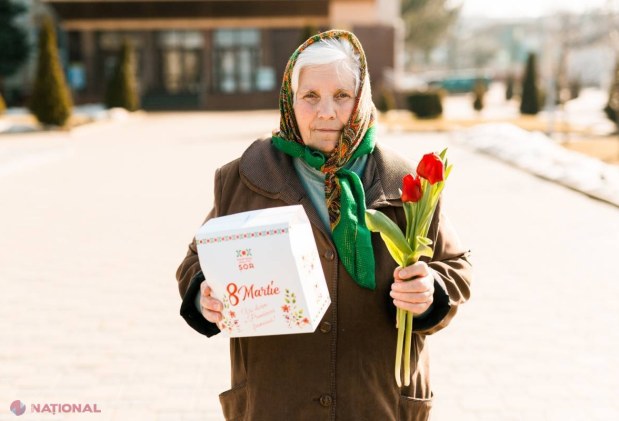 FOTO // Mii de lalele și cutii cu bomboane pentru doamnele din Orhei din partea Partidului „ȘOR”