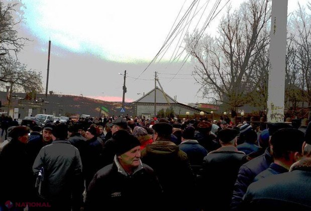 FOTO, PROTEST // Locuitorii din Puhoi spun că s-au săturat de „MINCIUNILE” secretarului de stat, Bucătaru, și au înaintat un ultimatum autorităților