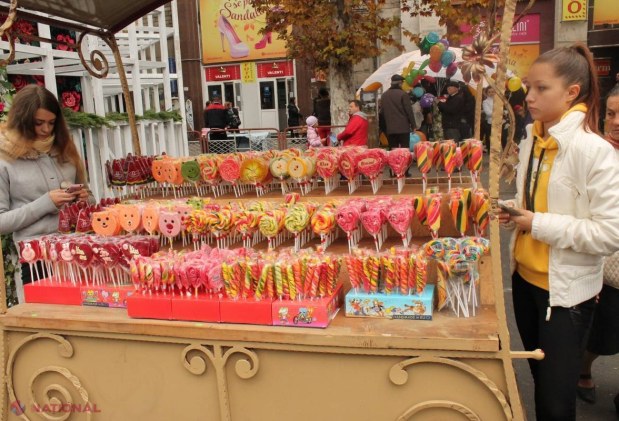Foto // Mănâncă, se distrează și fac shopping. Cum petrec chișinăuenii de Hram