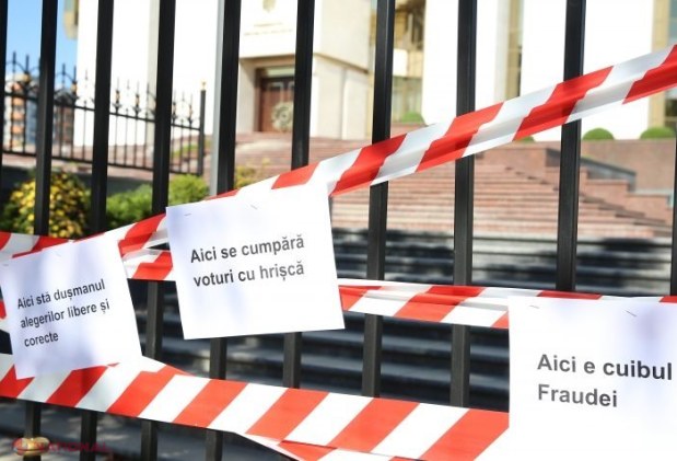 FOTO, VIDEO // Președinția IZOLATĂ de tinerii de la PAS: „Aici se cumpără voturi cu hrișcă”