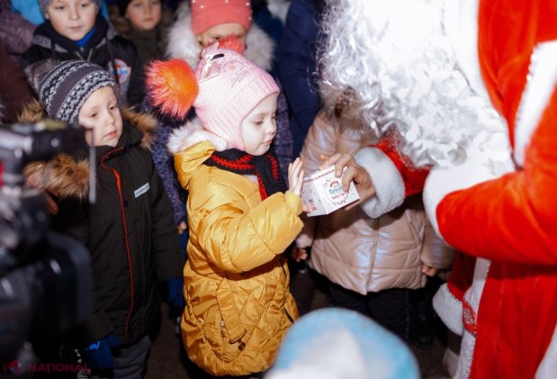 FOTO // Partidul „ȘOR” amenajează Pomi de CRĂCIUN în zeci de localități din R. Moldova