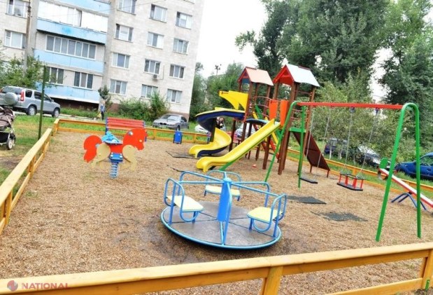 FOTO // Cum arată terenurile de joacă instalate de autoritățile municipale în patru curți de blocuri din Chișinău: Urmează încă 96