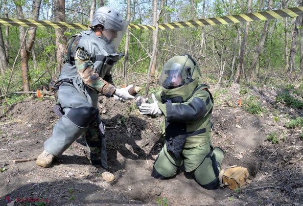 Geniștii Armatei Naționale au găsit încă 34 de BOMBE în satul unde doi copii au explodat un proiectil și au ajuns în stare gravă la spital
