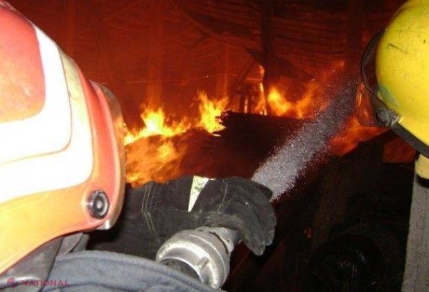 Incendiu într-o parcare din Chișinău. Cinci mașini MISTUITE de flăcări