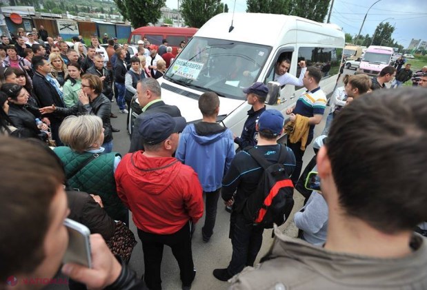 REPORTAJ FOTO // Vânzătorii de la piaţa „Calea Basarabiei”, la proteste: Au spart parbrizul unui microbuz