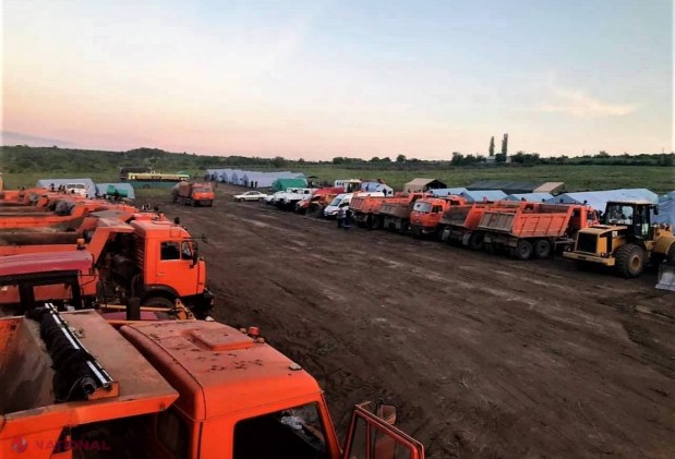 FOTO, VIDEO // DIG de trei kilometri, cu MII de saci cu nisip, de la Crocmaz spre Tudora, pentru a evita INUNDAȚIILE