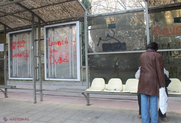 FOTO Lozinci anti-Guvern scrise cu ROȘU la stații au împânzit Chișinăul