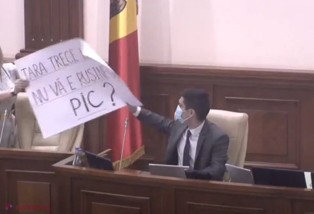 VIDEO // În căutarea posterului PIERDUT – „Țara trece la TIZIC, nu vă e rușine-un pic?”. Vicepreședintele Parlamentului, Mihai Popșoi, a primit un CADOU în plenul Parlamentului
