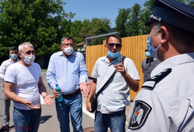 VIDEO // UPDATE: „OrheiLand” rămâne DESCHIS, după aproape două ore de NEGOCIERI cu poliția - „Victorie”. „Dodon luptă împotriva copiilor”. Cetățenii protestează la „OrheiLand” împotriva închiderii parcului