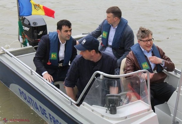 FOTO // Premierul Chiril Gaburici, în rol de polițist de frontieră, la un an de la abolirea vizelor în ţările UE