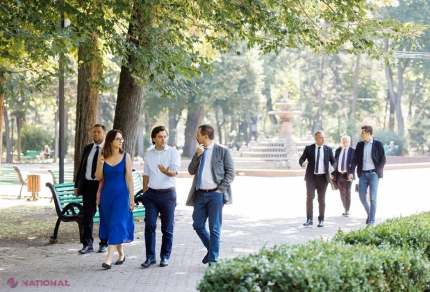 La masă, în parc: Vicepremierul Nicu Popescu, întrevedere cu un grup de parlamentari italieni