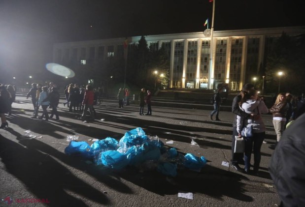REPORTAJ FOTO // Lumânări, lampioane și nervii lui Ghimpu