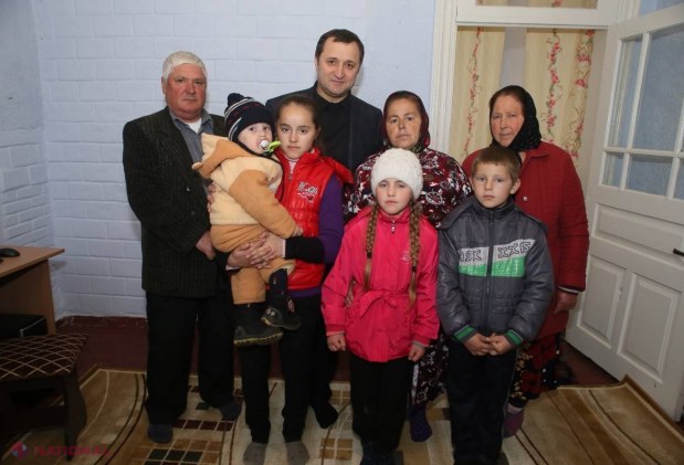 Casă nouă în ajun de Paște pentru bătrâna din Pietrosu care crește cinci nepoți