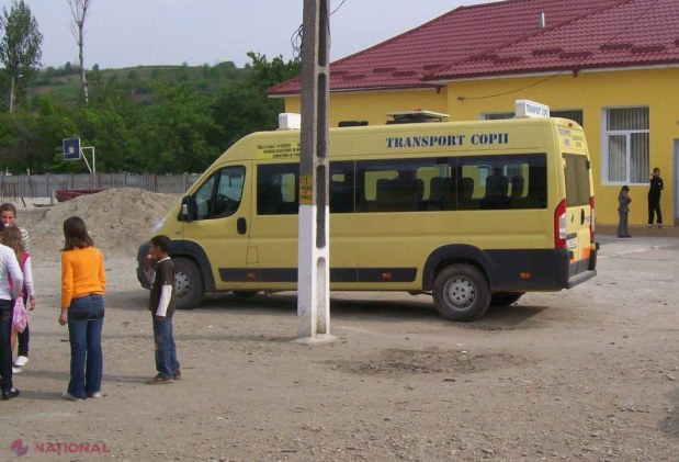 ACCIDENT GRAV: Un microbuz cu elevi a intrat într-un copac  