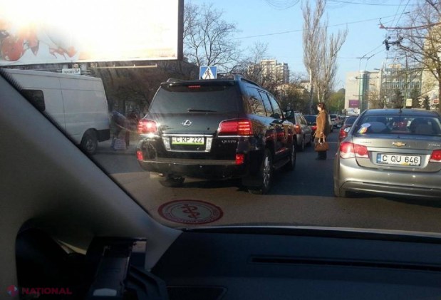 „Lexus” cu plăcuțe „Poliția de Patrulare” în Chișinău