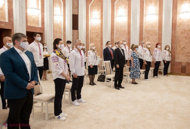 FOTO // Cei 18 sportivi calificați la Jocurile Olimpice de la Tokyo au primit DRAPELUL R. Moldova de la președintele Maia Sandu: „Vă așteptăm victorioși acasă”