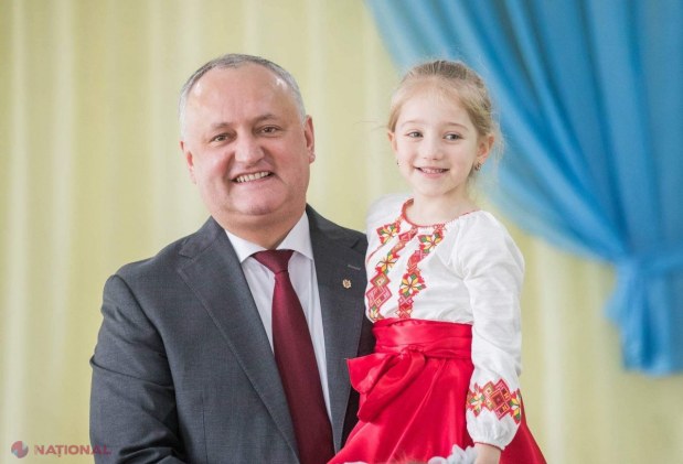 FOTO // Pieptănați și parfumați: Președintele Dodon, vizită la „Scufița Roșie”, unde a fost întâmpinat cu un PROGRAM ARTISTIC
