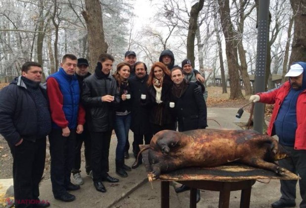 FOTO // Nicolae Botgros şi Ion Paladi au TĂIAT un porc în România şi au pozat lângă el