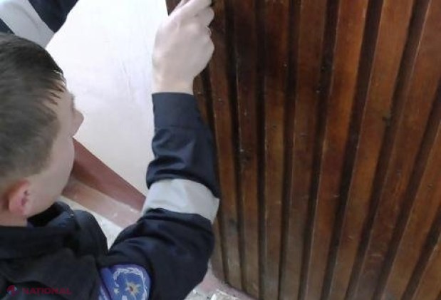 Chișinău: A chemat medicii, pentru că se simțea rău, dar nu le-a putut deschide, căzând la podea: Cum a fost salvată femeia