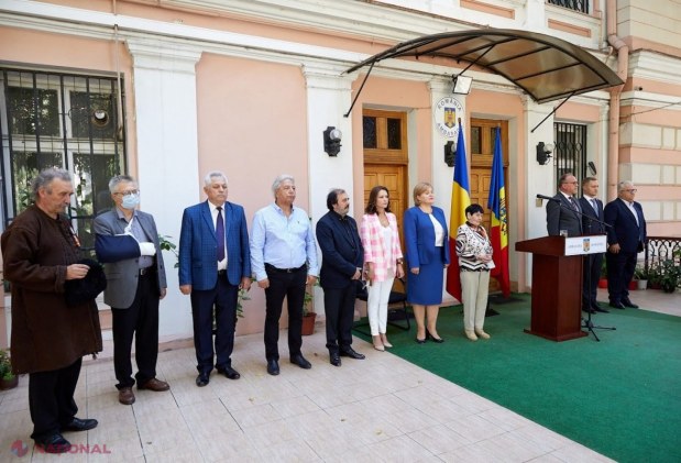 VIDEO // Distincția „Centenarul Marii Uniri”, oferită de către România unui grup de personalități din R. Moldova, printre care lui Alexandru Bantoș, Nicolae Botgros și Vitalie Ciobanu, de Ziua Limbii Române