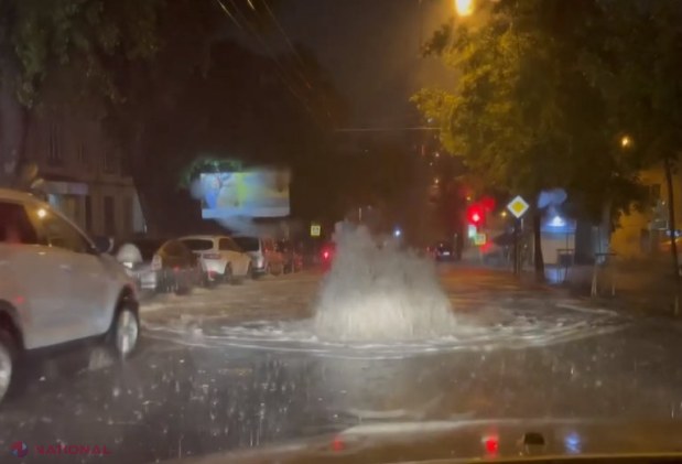 VIDEO, FOTO // Dezastru pe strada Albișoara, pentru renovarea căreia s-au cheltuit acum doi ani peste 120 de MILIOANE de lei. Ploaia din această seară a transformat „smart city” Chișinău într-o mică Veneție. „HAVUZ” în mijlocul străzii Mateevici