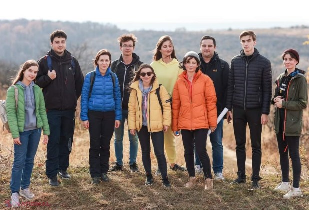 FOTO // Maia Sandu, alături de câţiva tineri, a parcurs zece kilometri la PAS prin pădurile R. Moldova. Preşedinta a avut parte de o privelişte JALNICĂ la un moment dat