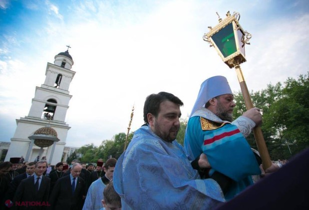 REPORTAJ FOTO // Cine a luat din lumina focului Haric ajuns la Chișinău