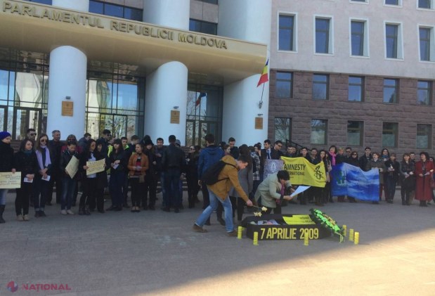 FOTO // Dosarul „7 aprilie”, „îngropat” în fața Parlamentului
