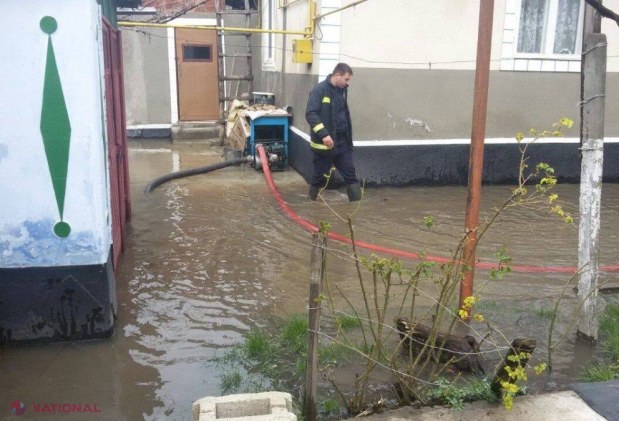 FOTO // INUNDAȚII în R. Moldova și copaci căzuți peste mașini după ploaia de ieri și astăzi