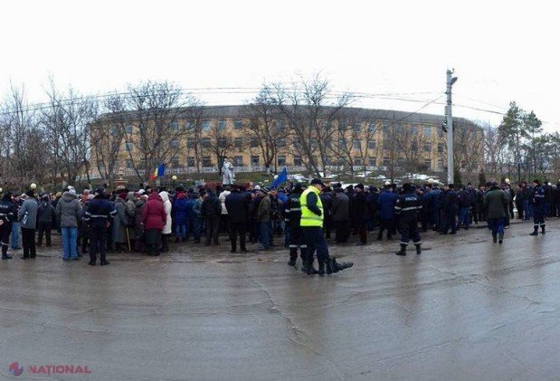 FOTO, PROTEST // Locuitorii din Puhoi spun că s-au săturat de „MINCIUNILE” secretarului de stat, Bucătaru, și au înaintat un ultimatum autorităților