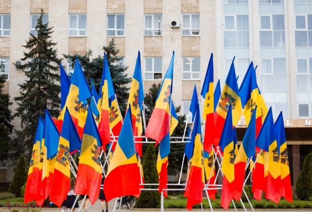 FOTO // În numele UNITĂȚII, Primăria Orhei a instalat câte un drapel pentru fiecare municipiu și raion din republică de Ziua Drapelului de Stat