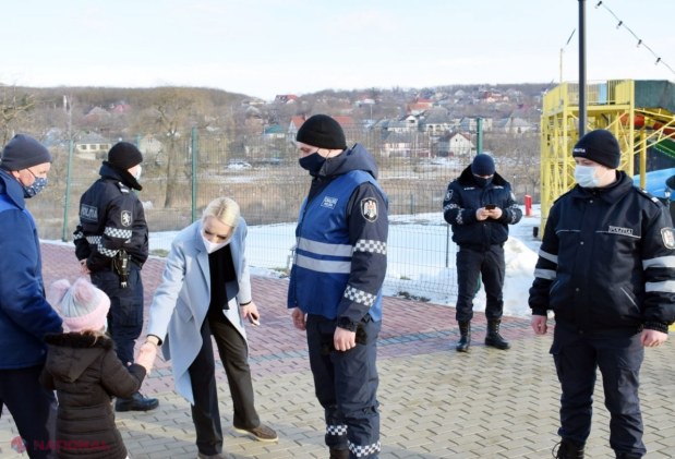 FOTO // Spirite încinse la Orhei, unde zece de polițiști au împânzit „OrheiLand”. Guvernarea este acuzată că a „luat sub asediu” parcul de distracții: „Aceasta este o bătaie de joc, Poliția a alungat copiii din parc”