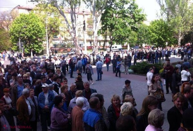 FOTO Ucraina // La vot cu automate în mână și urne ținute de separatiști pe brațe