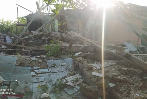 FOTO // EXPLOZIE la Nisporeni: O casă a sărit în aer, iar proprietarul a ajuns în stare gravă la spital