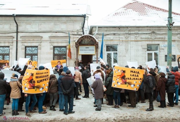 FOTO // Susținătorii Partidului „Șor” au organizat un flash-mob, „Coridorul rușinii”, la sediul PAS: „Maia, noi nu suntem like-uri, noi suntem poporul; Maia, afară din țară”