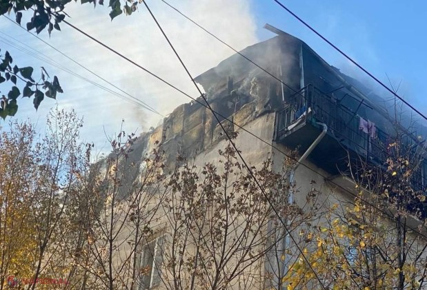 FOTO // Incendiu DEVASTATOR în sectorul Buiucani din Chișinău: Mansarda unui bloc de locuit a fost făcută SCRUM, iar numeroase familii au rămas fără locuințe