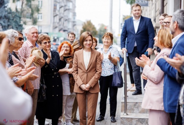 FOTO // Maia Sandu, baie de mulțime în fața CEC. Echipa sa a depus cele 25 000 de semnături necesare pentru înregistrarea în cursa prezidențială: „Sprijinul pe care l-am văzut mă convinge că suntem o mare familie de oameni”