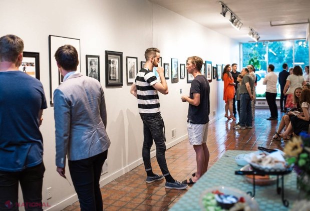 Un tânăr din Chișinău și-a vernisat propria EXPOZIȚIE la Staten Island Creative Gallery din New York