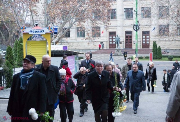 FOTO // Sute de oameni au venit să-și ia rămas bun de la maestrul Titus Jucov